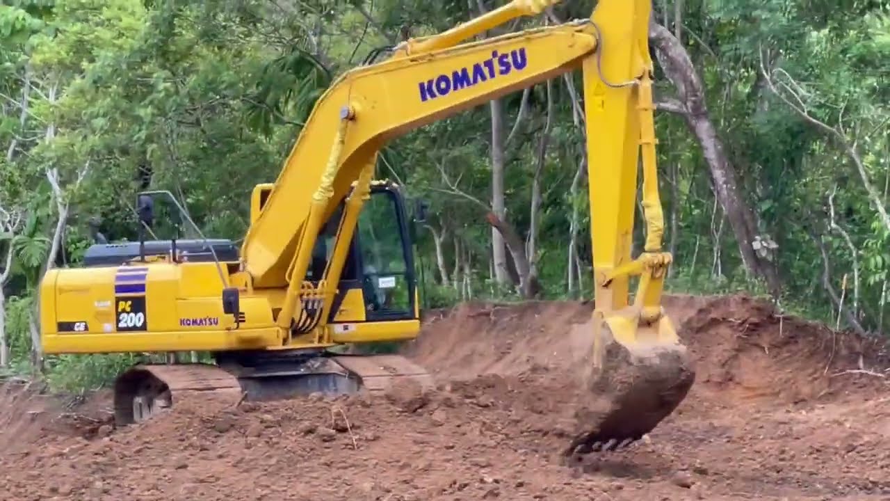 Excavator Hitachi Zaxis 200 Vs Komatsu PC200