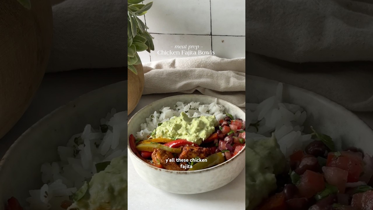 Healthy dinner idea 👌🏻 Chicken Fajita Bowls with black bean salsa & avocado mash. Recipe below ⬇️