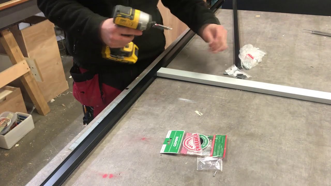 129 Szafa z drzwiami przesuwnymi PAX Sevroll Cz.6 - Składanie drzwi i naklejanie szkła