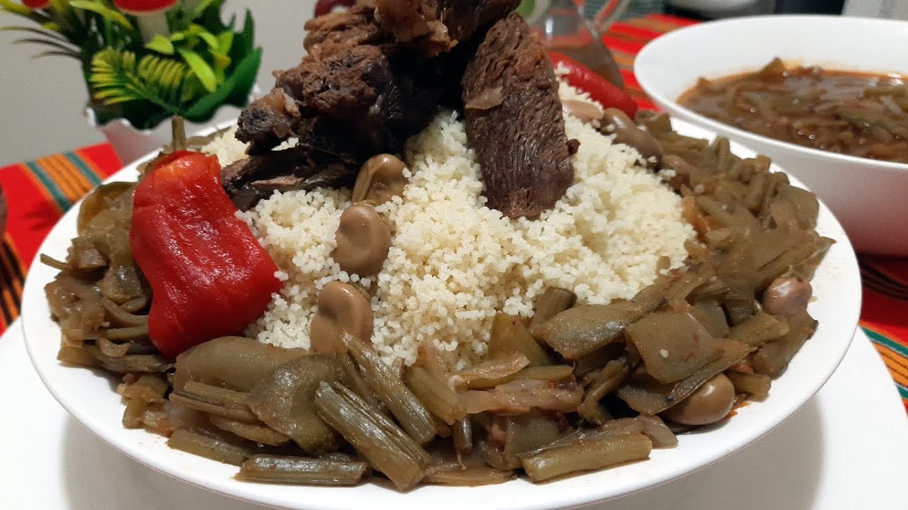 كسكسي او الطعام بالقرنينة و الفول الاخضر و لحم البقري مرقة حمراء Couscous à la carde sauvage
