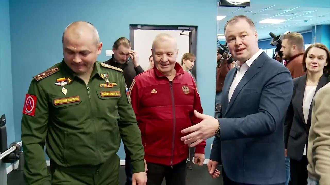 Герой России Рустам Сайфуллин посетил новый тюменский спорткомплекс "Водник"
