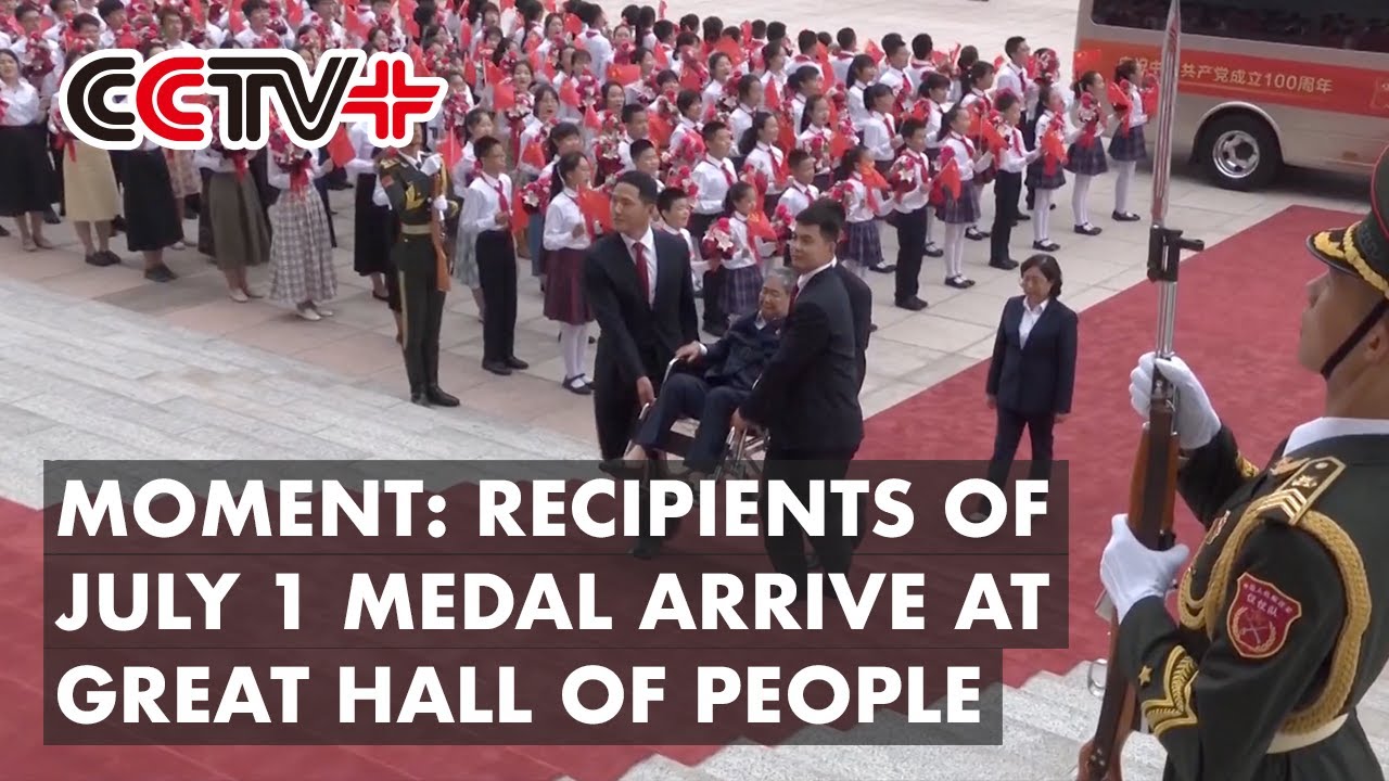 MOMENT: Recipients of July 1 Medal Arrive at Great Hall of People