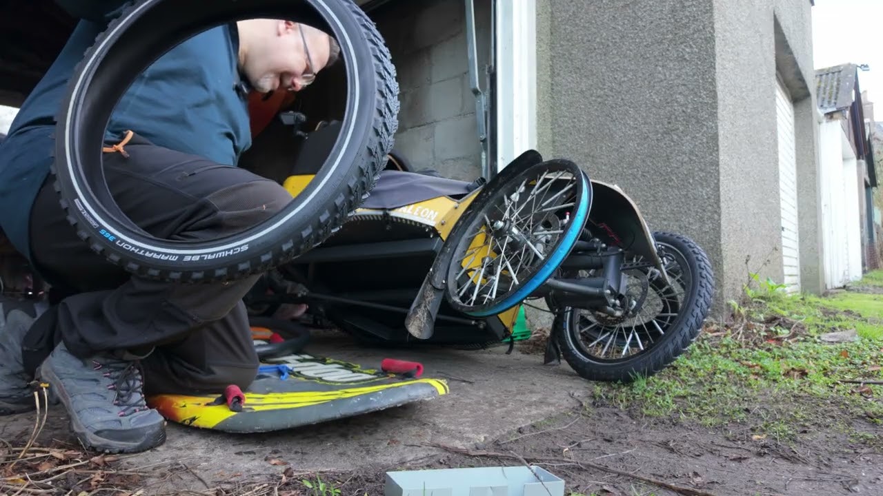 Mäx & Mäleon Cargo trike front tyre change