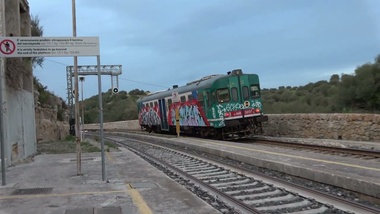 Aln 668 3005 in sosta e partenza presso la stazione di Donnafugata (RG) il 31 marzo 2023