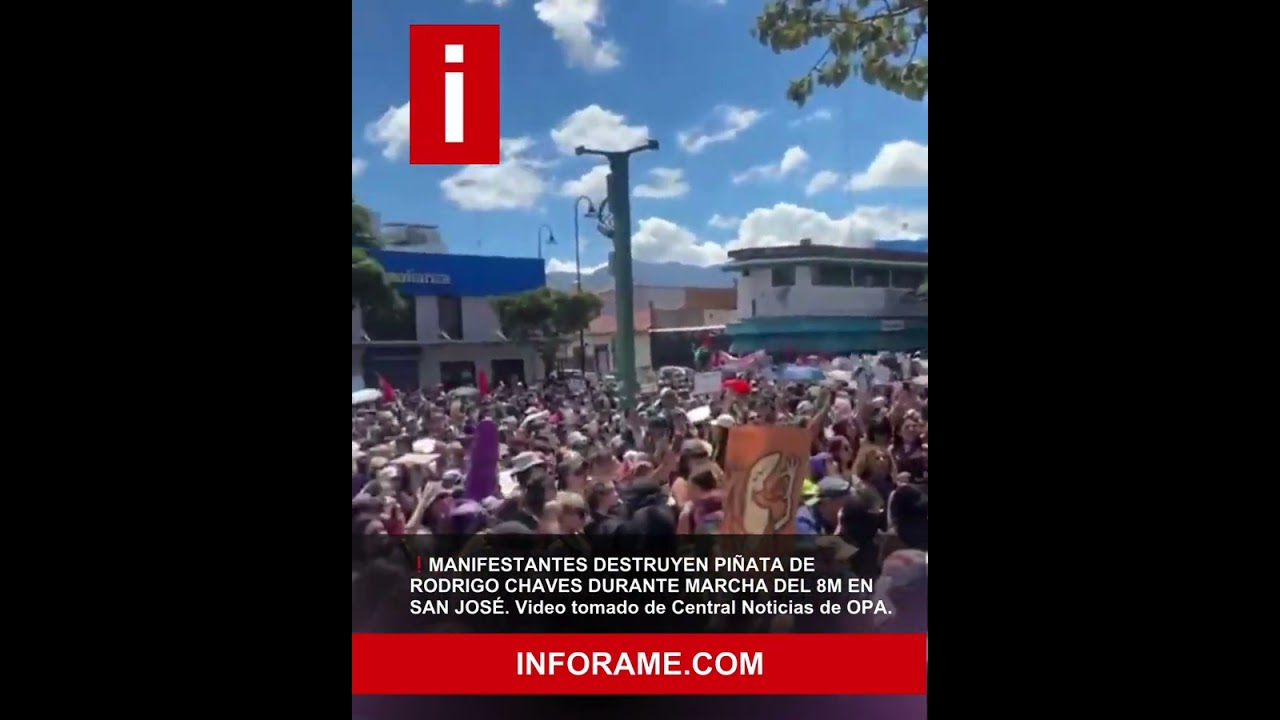 Manifestantes destruyen piñata de Rodrigo Chaves durante marcha del 8M en San José