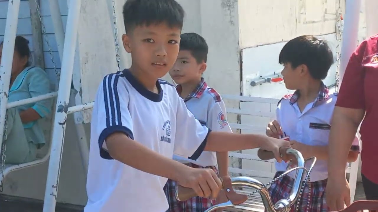 Phụ huynh cũ đến tặng xe đạp cho học sinh có hoàn cảnh khó khăn