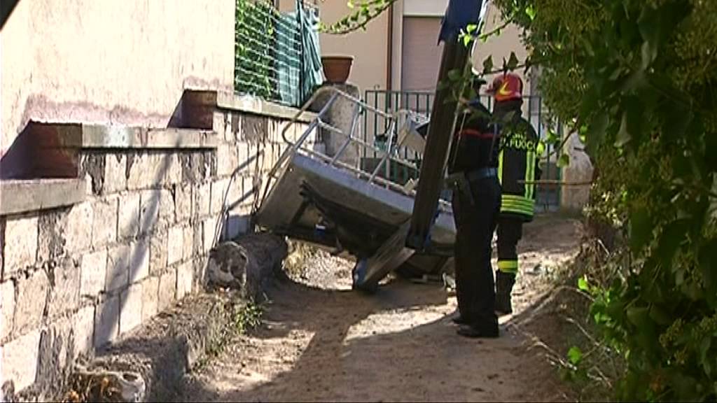 Si inclina la piattaforma aerea e il camion si ribalta
