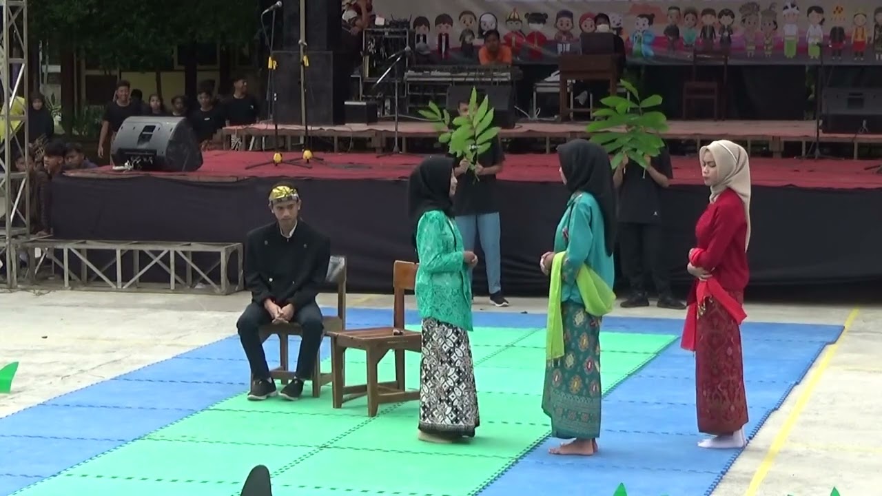Menyimak Pesan Mendalam dari Drama Ande-Ande Lumut oleh Siswa SMAN 2 Demak  X2
