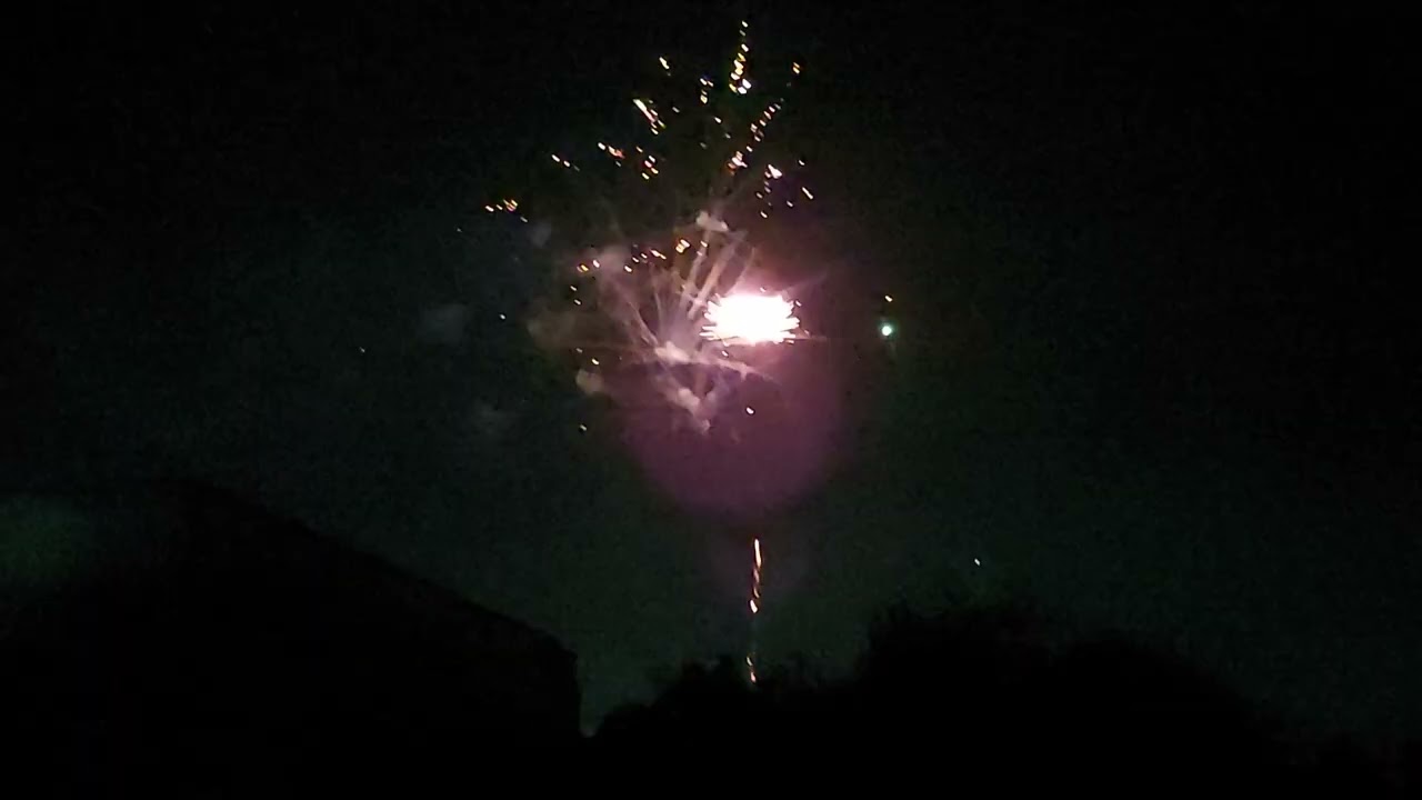 View kembang api /air mancur dari atas rumah di malam tahun baru jam 00.00