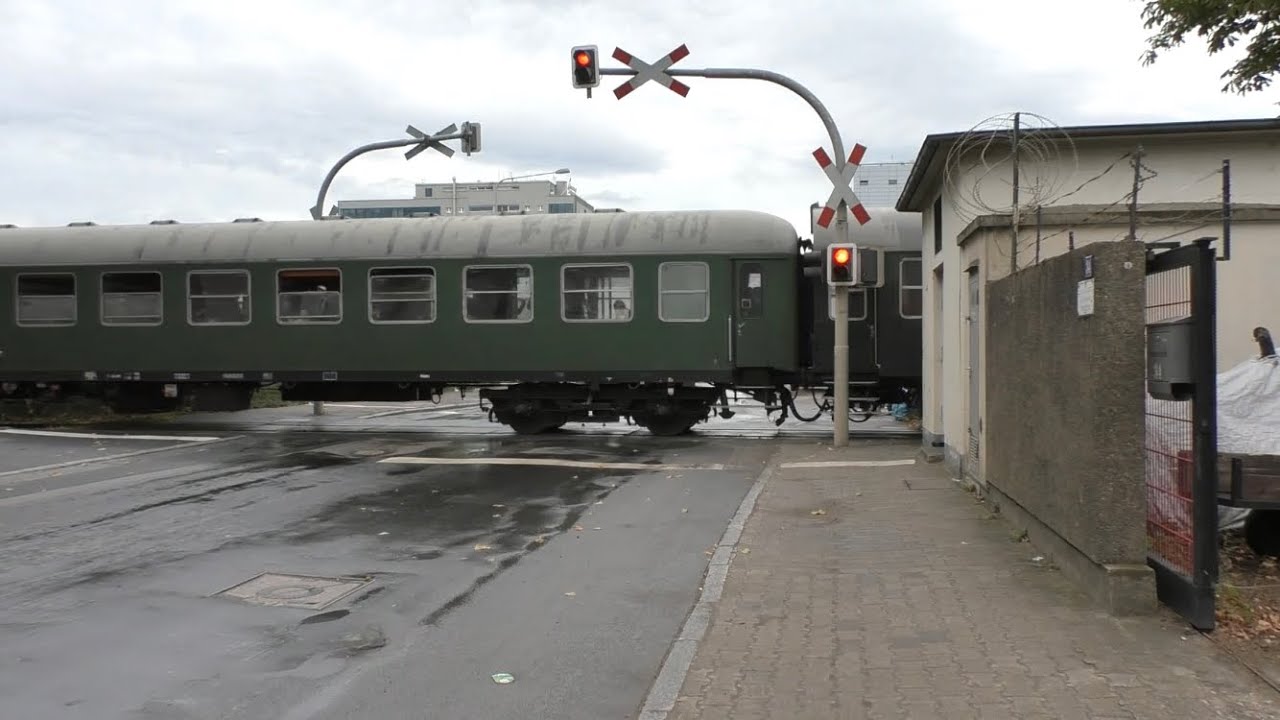 BÜ Frankfurt Inzestraße (Hafenbahn Frankfurt) mit 52 4867 und Köf II 322 607