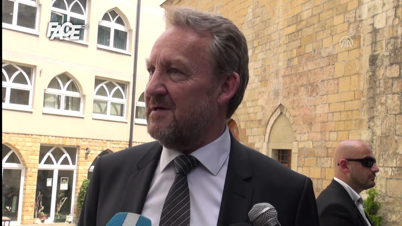 Izetbegović posjetio Bajrakli džamiju, pozvao Vučića u Sarajevo