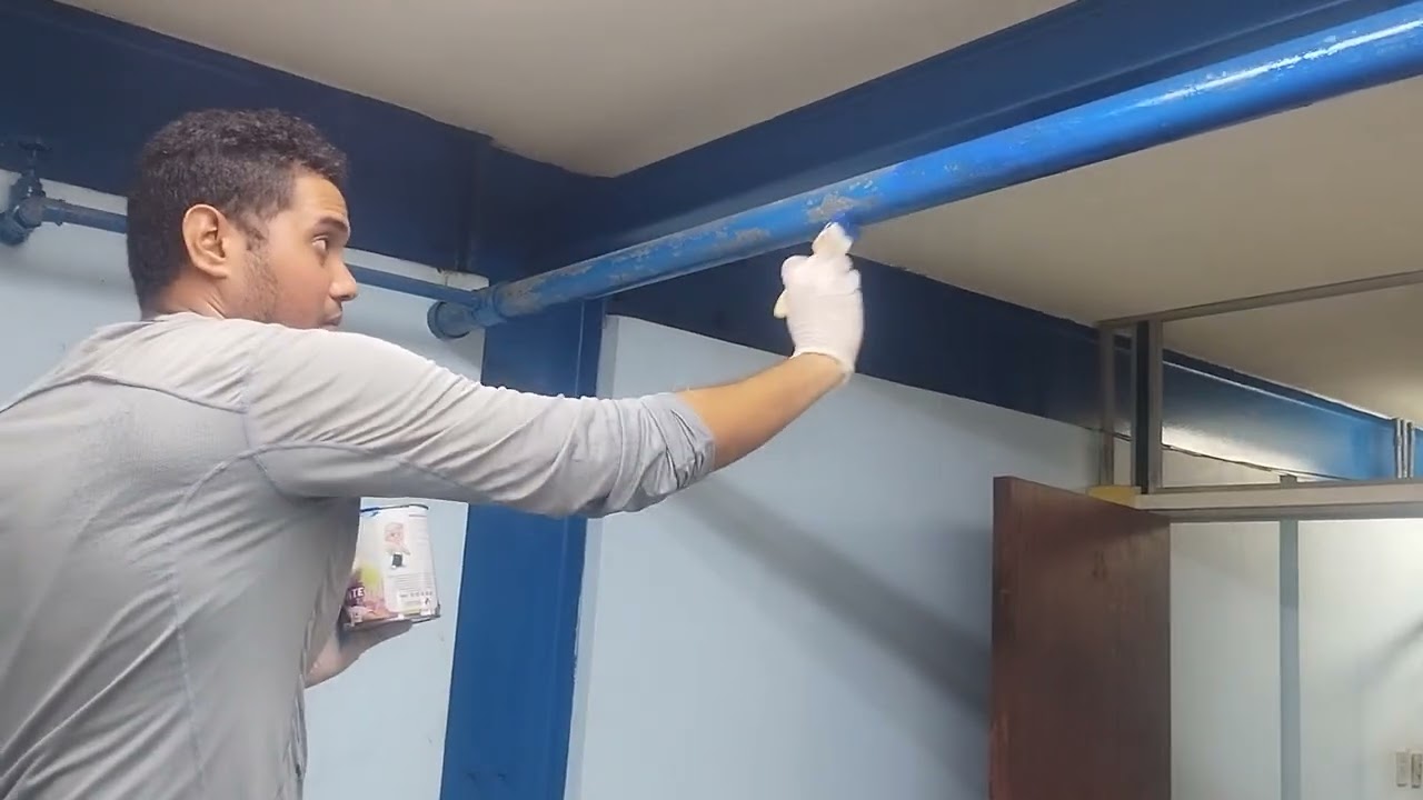 Pintura de tuberías metálicas de sala CAD con pintura de aceite color azul  parte 3 