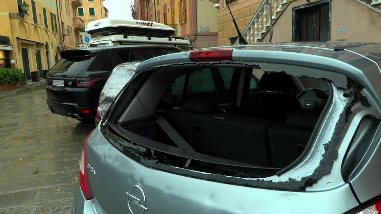 Maltempo, danni a Sestri Levante: auto distrutte dalla grandine
