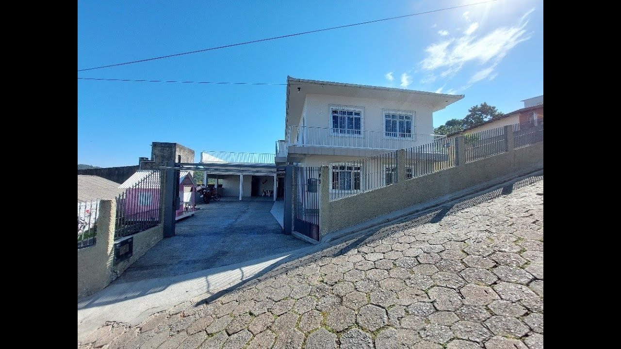Casa com 03 dormitórios no bairro: Saco dos Limões