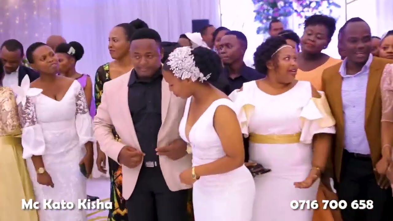 BW HARUSI AMWAGA MACHOZI MBELE YA WAGENI UKUMBINI BAADA YA KUSHINDWA KUZUIA YA MOYONI |GRAYSON  RUTH