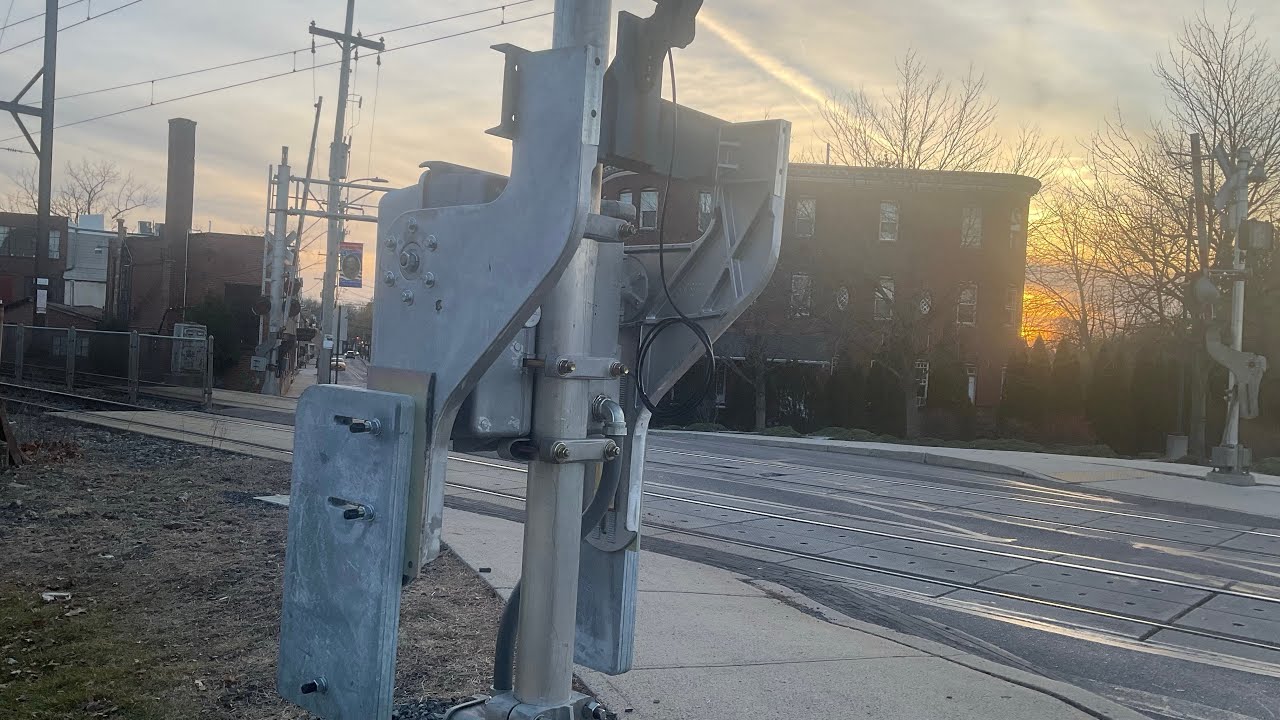 New Siemens Gate Mechanisms: Walnut St Railroad Crossing North Wales PA￼
