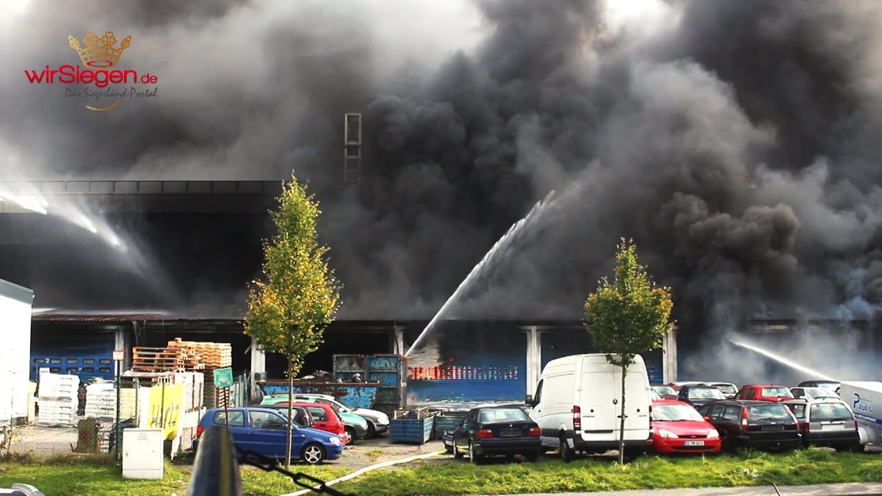 Großbrand in Siegen! Über 200 Feuerwehrleute im Einsatz (Siegen/NRW)