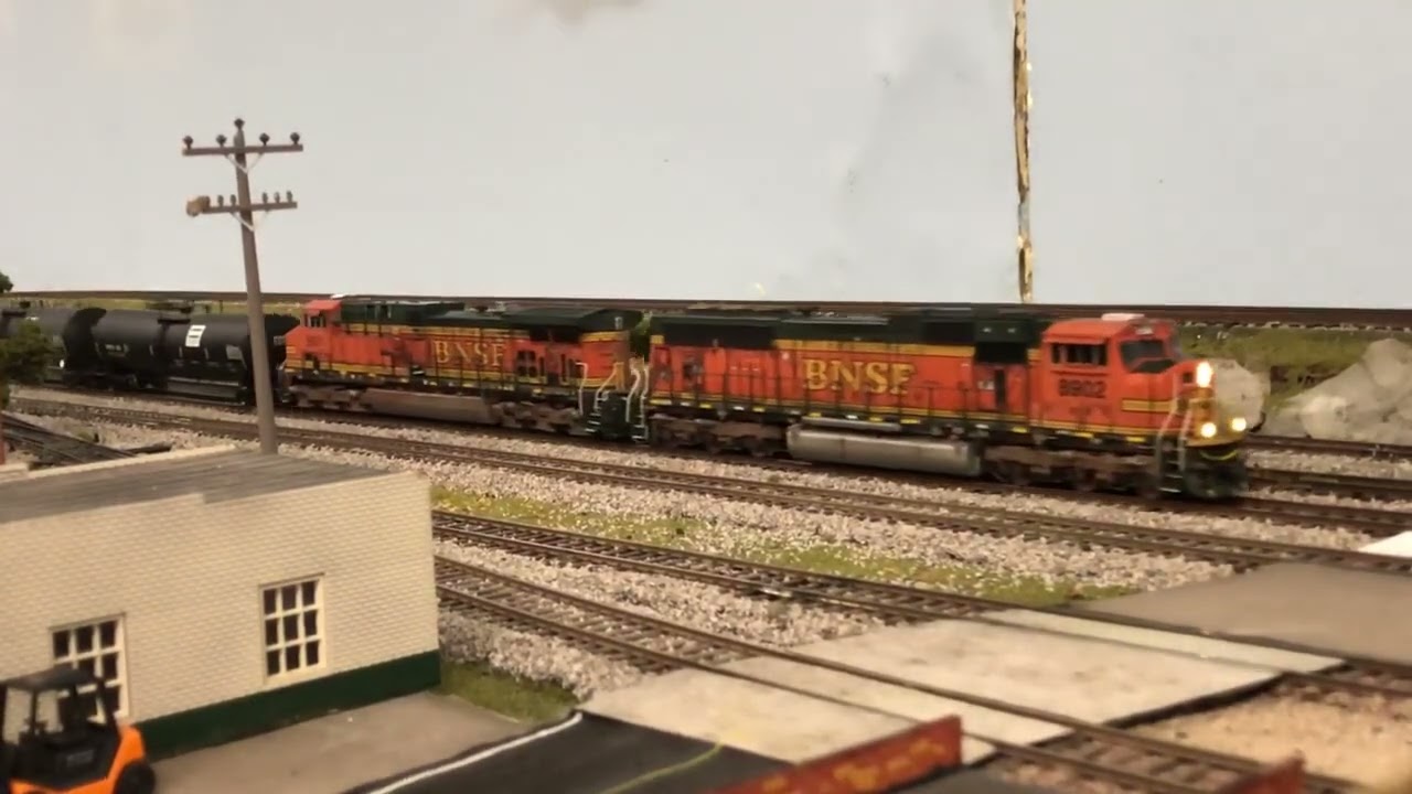 HO Scale Railfanning - BNSF Manifest Manifest Led By An H2 Pair