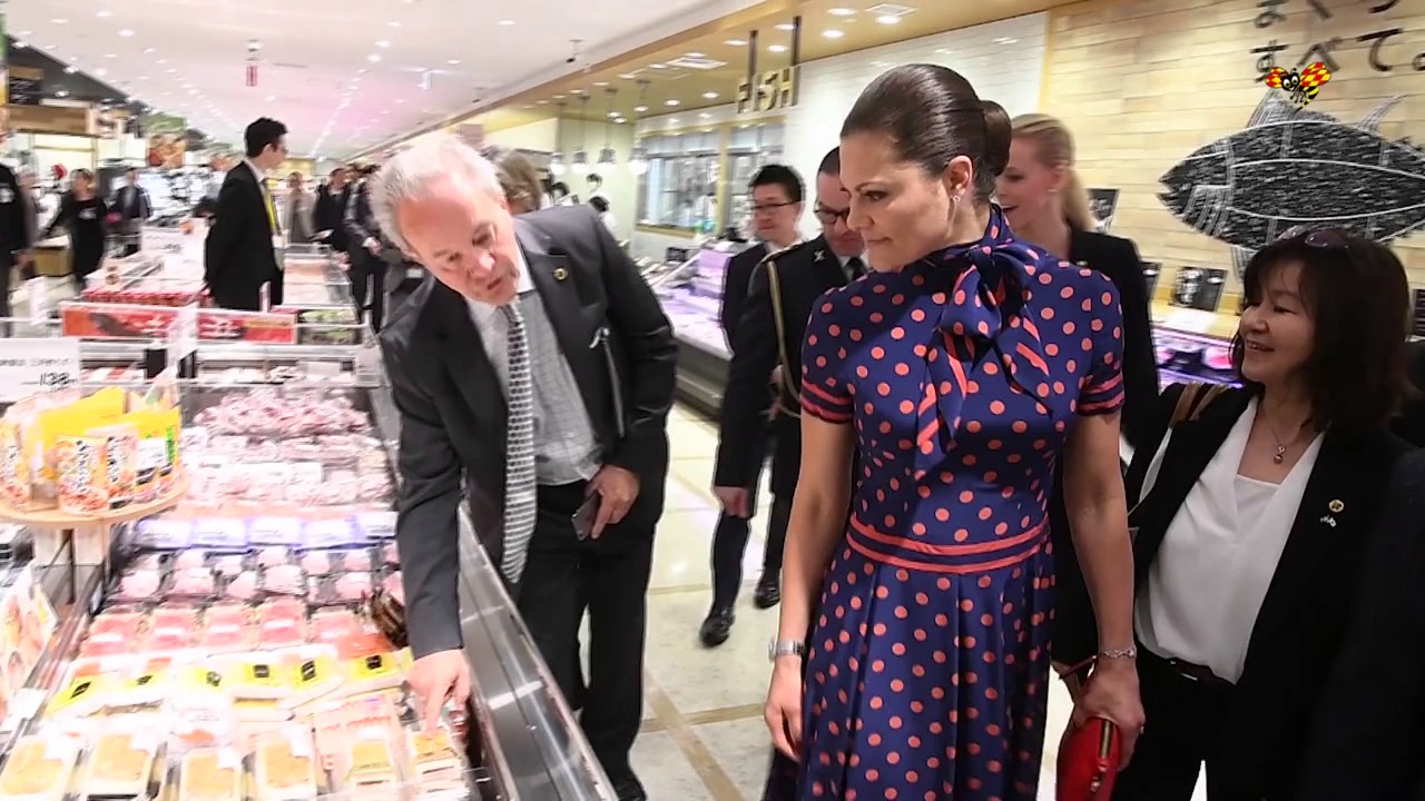 Här fixar Victoria japanska souvenirer till barnen