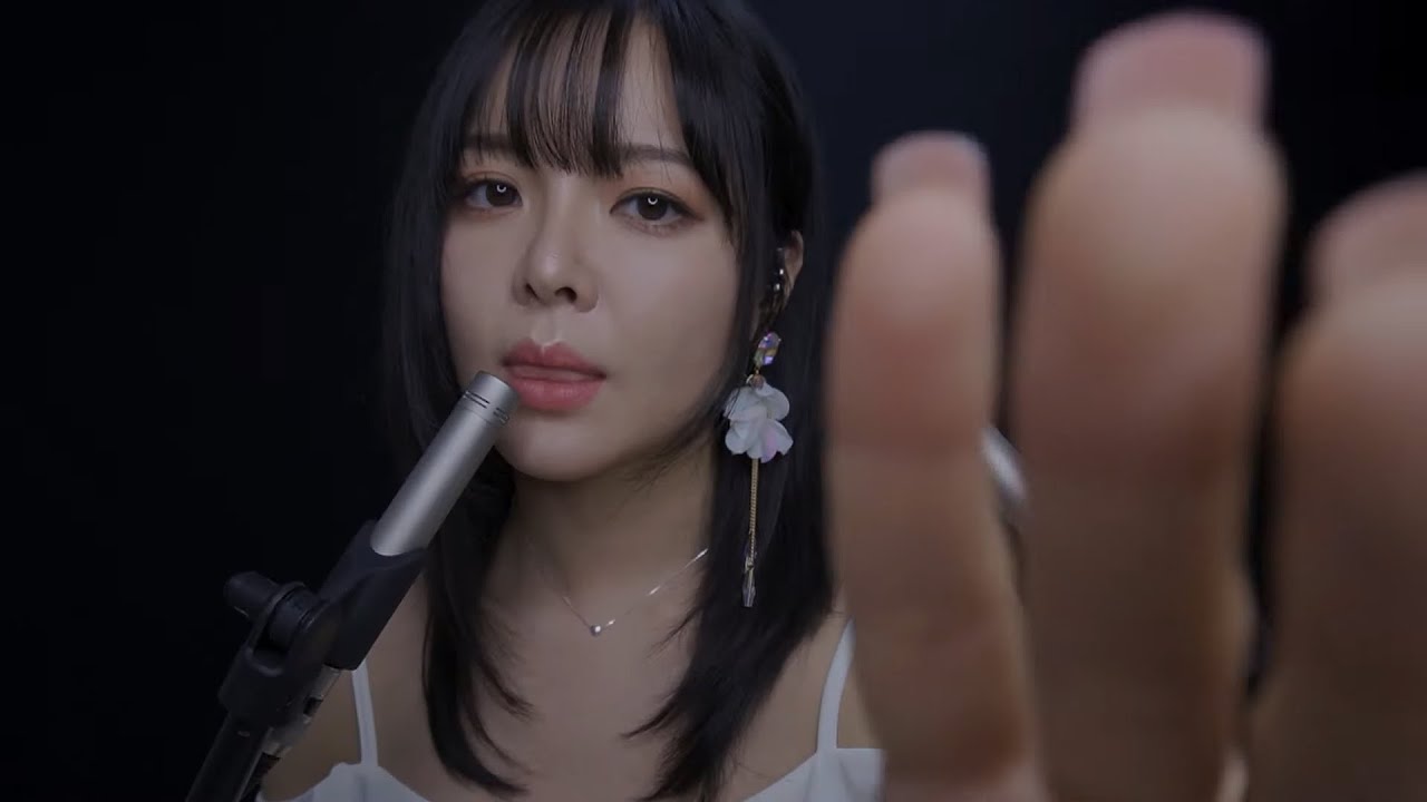 ASMR дует в уши и дарит тебе поцелуи