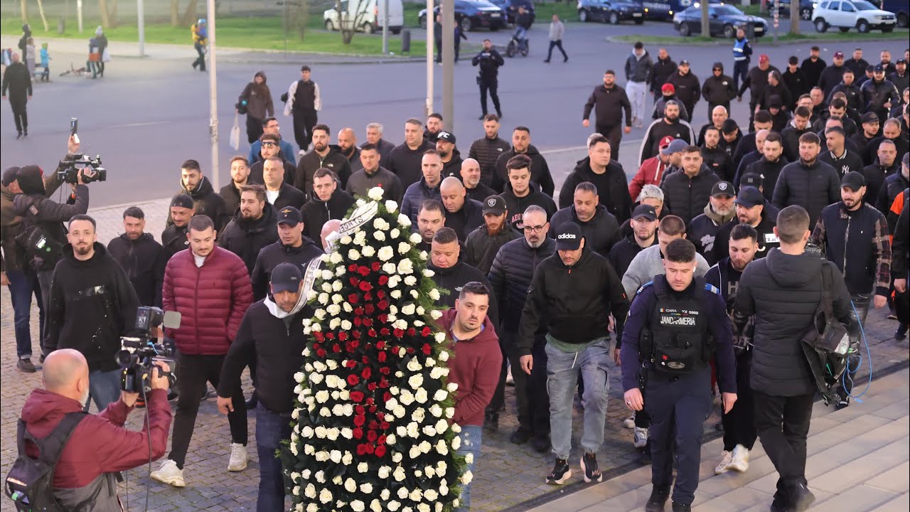 Galeria Rapidului a venit &icirc;n liniște la căpăt&acirc;iul lui Mircea Lucescu