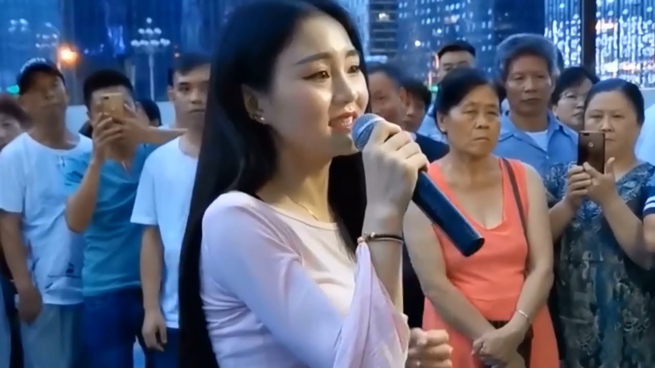 贵州网红二小姐靠唱歌月入万元，看看她唱的歌就知道为啥这么火了！