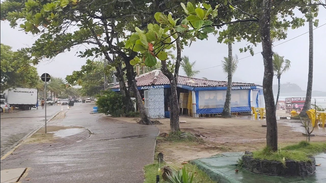 Após grandes destruição que a chuva causou em Ubatuba SP agora ela está de volta , chovendo forte