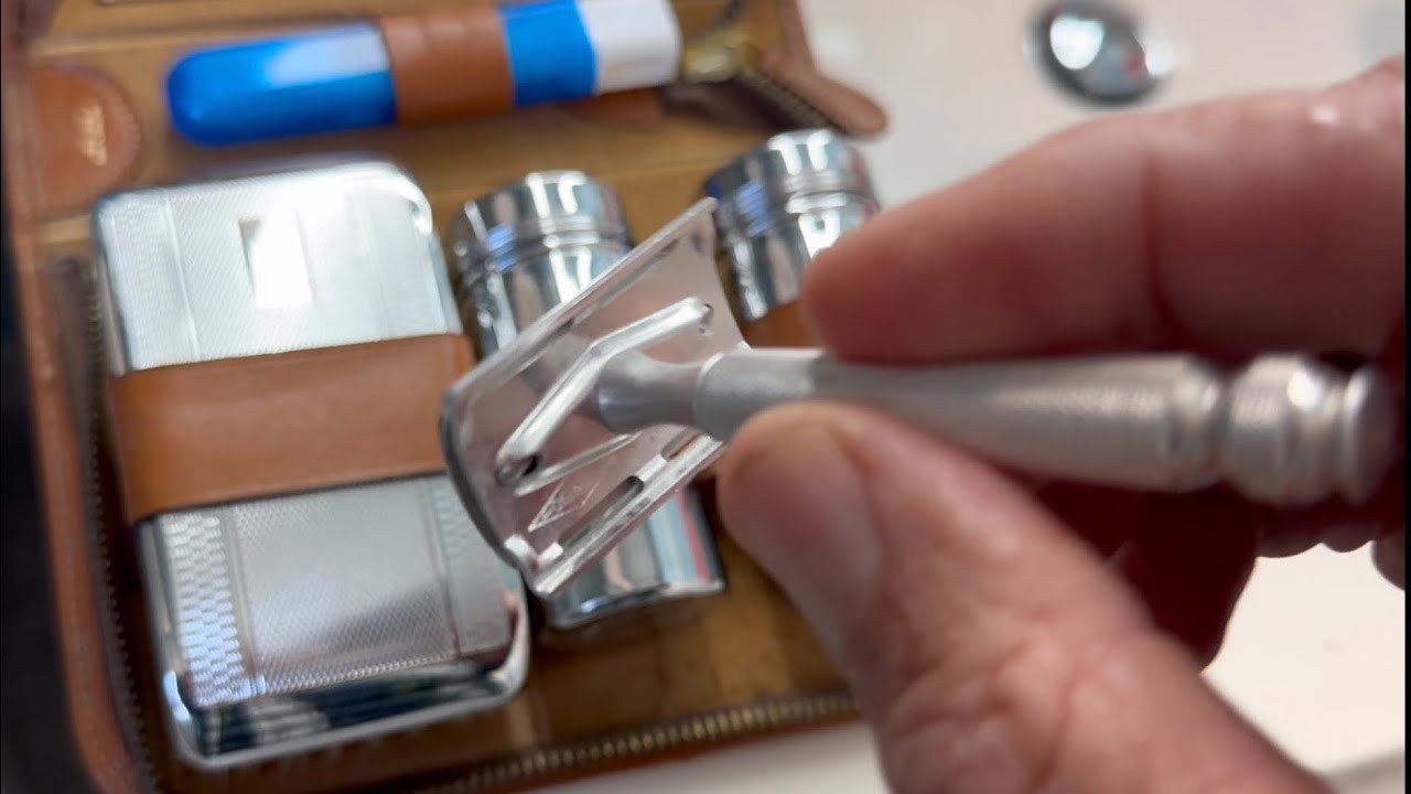 Набор для бритья в дорожном стиле: винтажная бритва Gillette Tech и дорожный футляр, дорожная кис...
