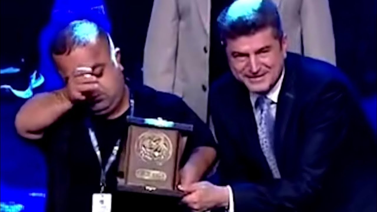 Teyaro bi girî xelata fîlma Şehîd Bavê Teyar ji parêzgarê Duhokê Dr. Elî Teter wergirt 