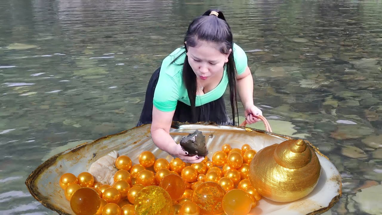 🥰🩷 Teenage Treasure Hunter Strikes Gold: Giant Mutant Clam Yields Priceless Pearls!