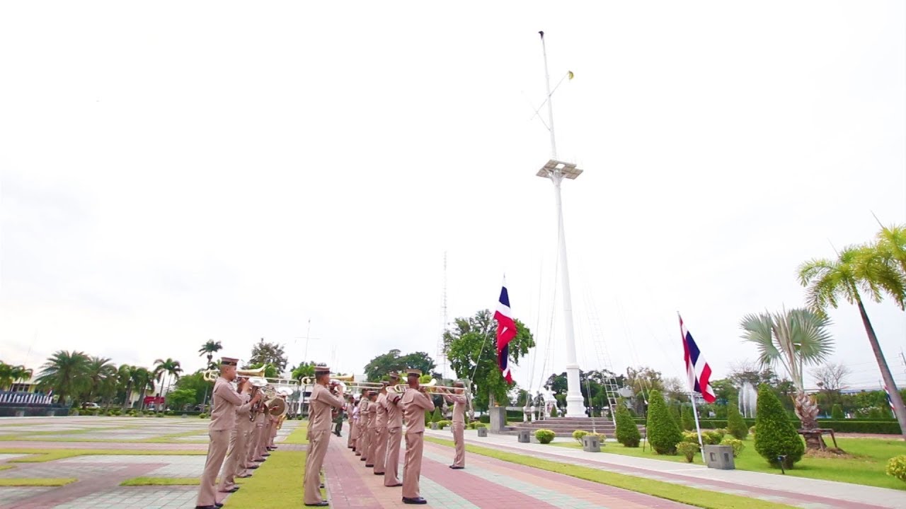 เชิญธงราชนาวีขึ้นสู่ยอดเสาธง ณ กองบัญชาการกองทัพเรือ วังนันทอุทยาน