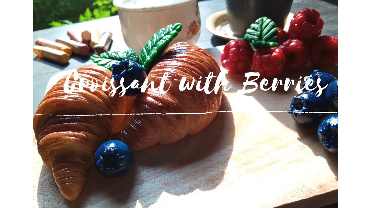 Replika Makanan dari Clay - Croissant with Berries