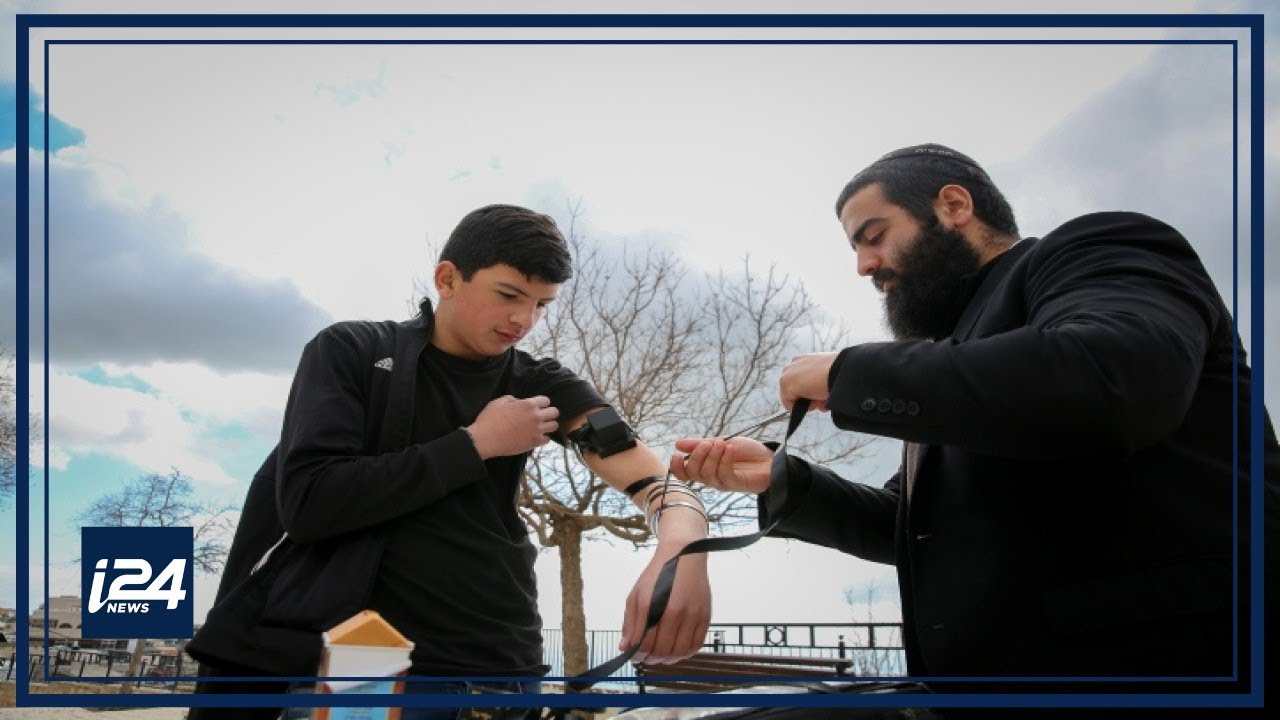 Religious war in Tel Aviv: Tefilin stands targeted by secular Jews