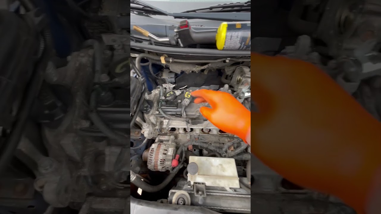Свечи зажигания с катушками и впускной коллектор для Nissan Versa 2009 года. Не могу поверить, чт...