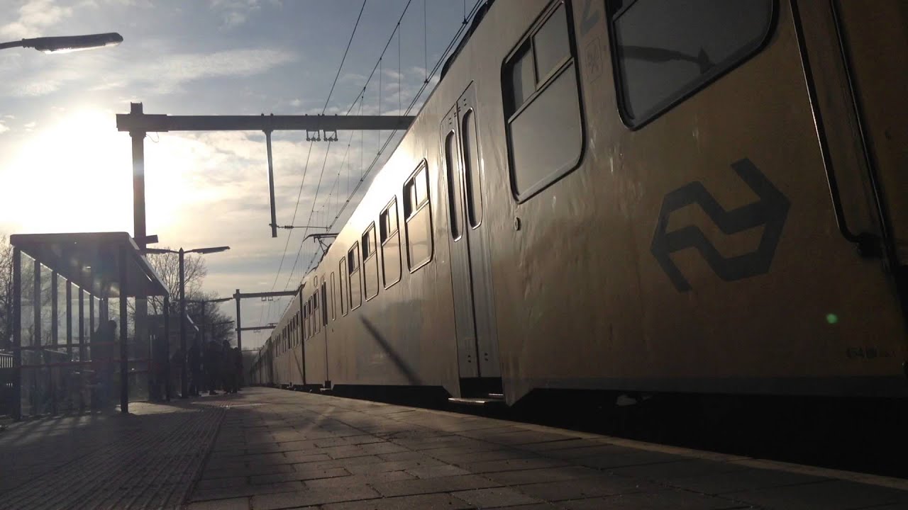 NS MAT'64 454, 463 en 452 stoppen op station Wijchen