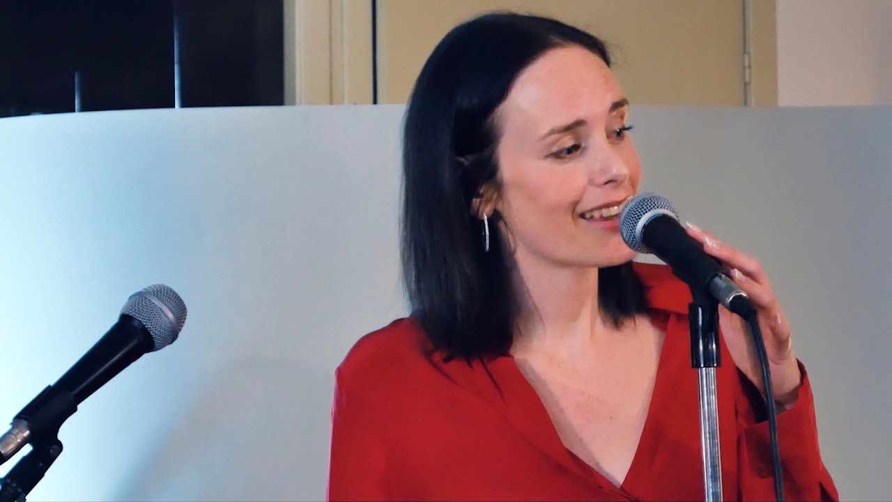 Can't help falling in love | MIREIA CHAOS