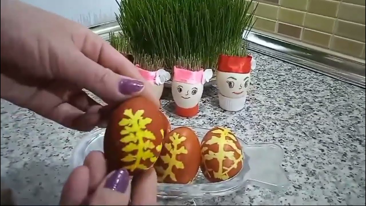 Soğan qabığı ilə yumurta boyamaq .Bayram yumurtası. Novruz bayramı. Bayram süfrəsi