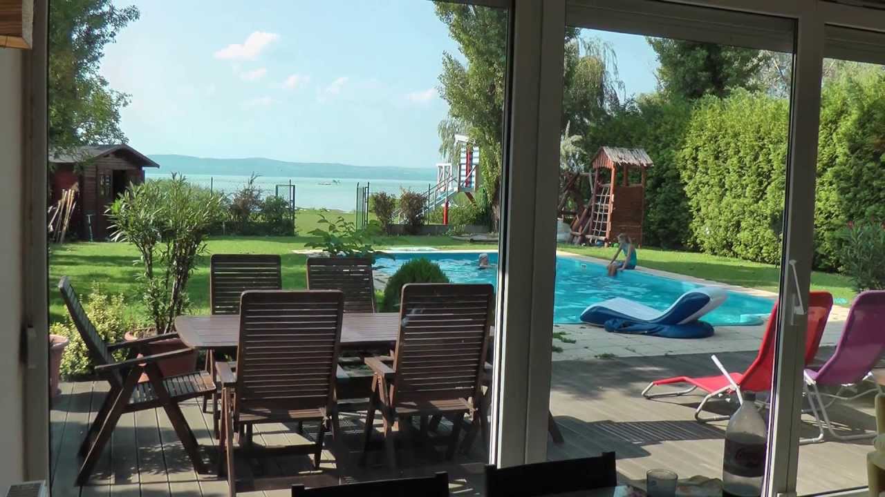 Közvetlen vízparti, gyönyörű luxusnyaraló eladó a Balaton partján