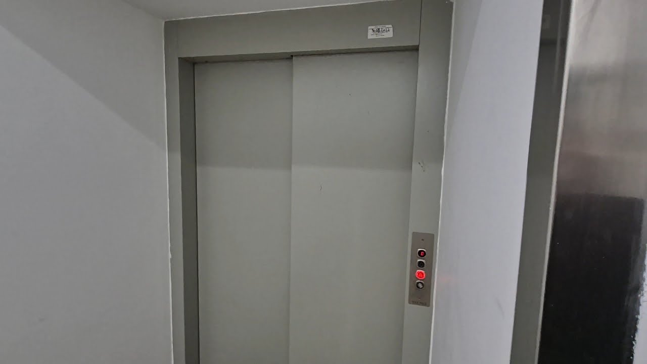 Harsh stop! Tecno service hydraulic lift - Trivale Shopping Center, Pitești, RO
