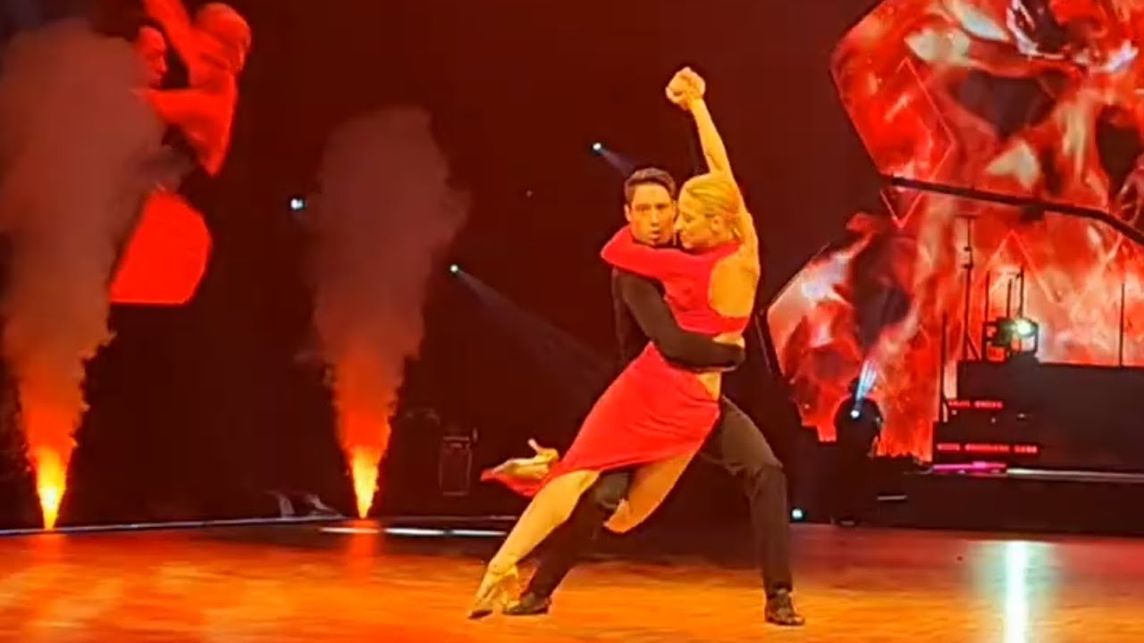 Let's Dance Live Tour 19.11.2022 Stuttgart - Tango von Ren&eacute; Casselly und Kathrin Menzinger