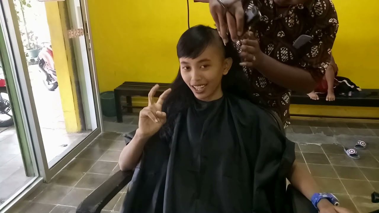 Wina Gundulin Rambutnya / Wina shave her head bald