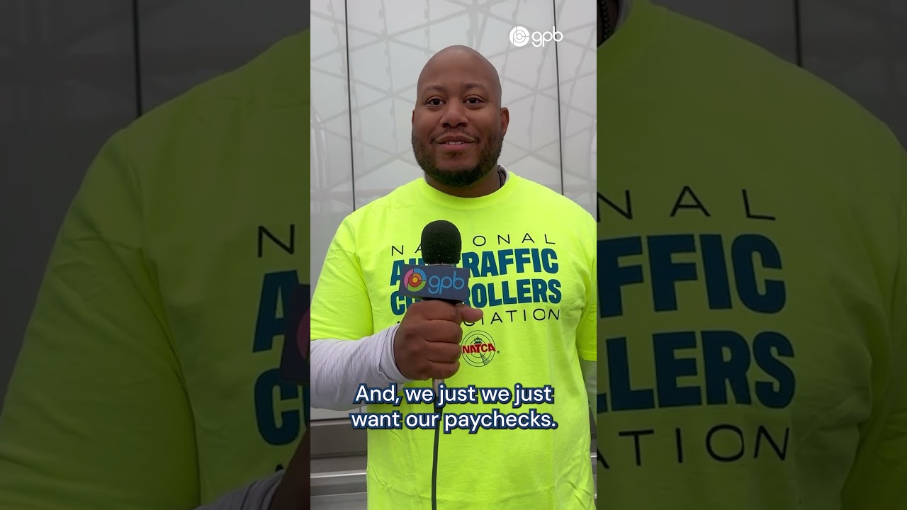 &laquo;Мы просто хотим получить свою зарплату&raquo;. Авиадиспетчеры устроили демонстрацию в аэропорту Атланты.