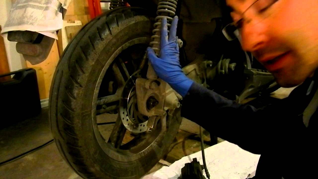 SOSTITUZIONE FRENO DISCO POSTERIORE SCOOTER - Videoguida
