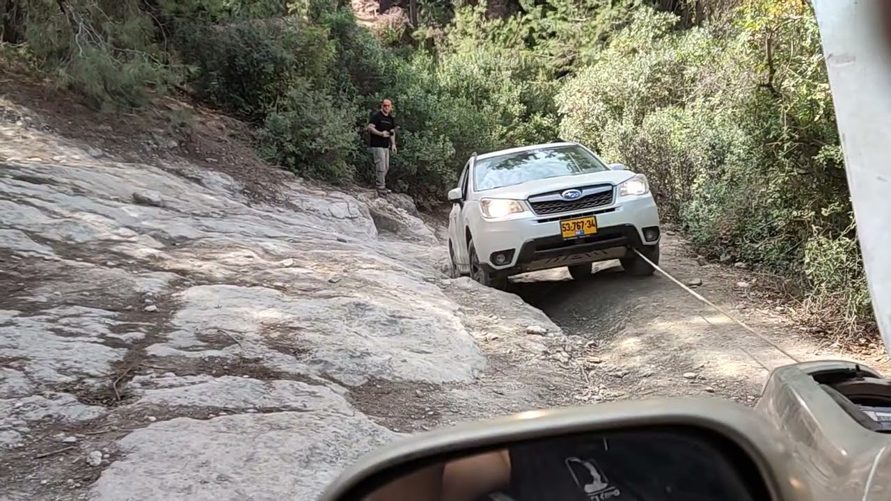 אימון עבירות בחורשן - עדיף לסייע בגרירה למנוע נזקים לפורסטר המוגבל בצמיגים ובזווית הגישה- גיפון-נעים
