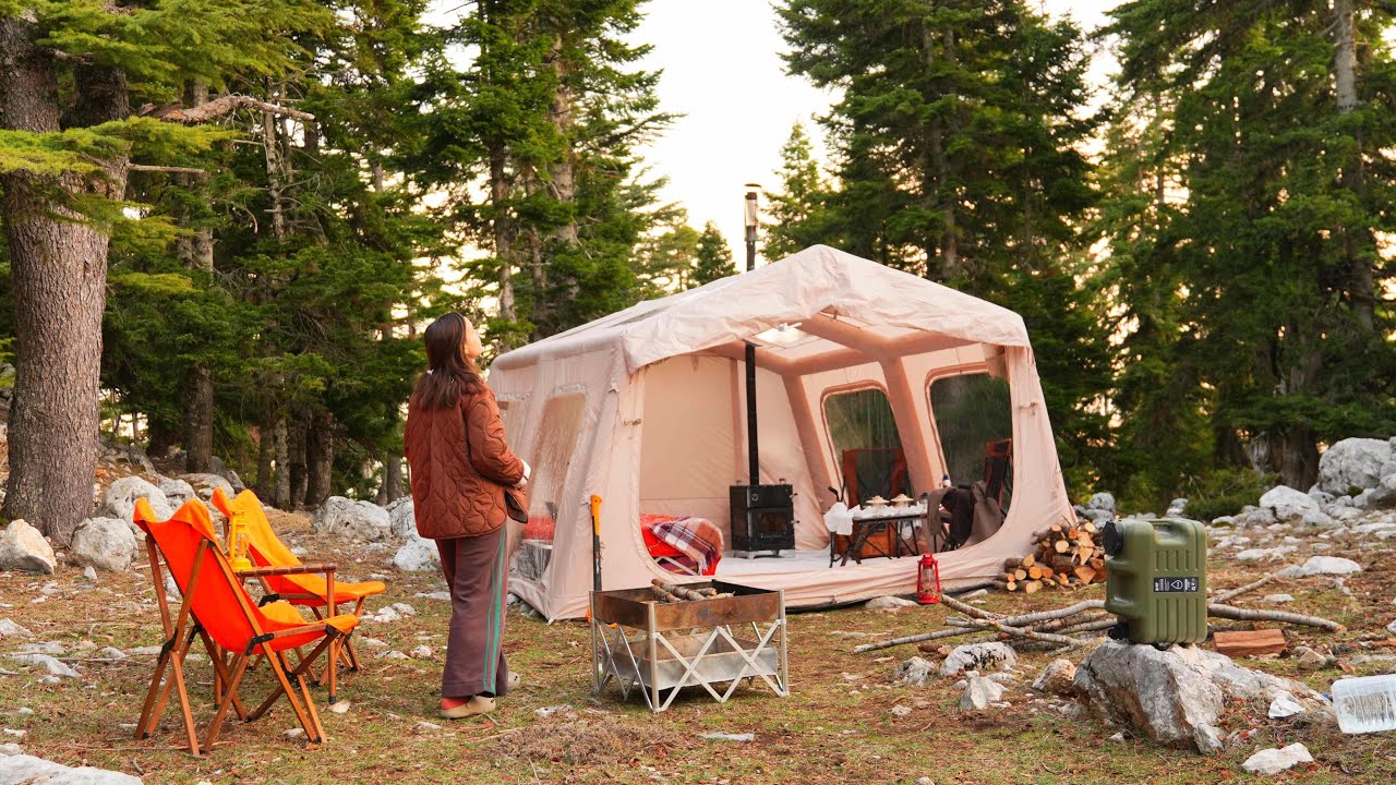 КЕМПИНГ В ЛЕСУ С НАШЕЙ НОВОЙ НАДУВНОЙ ПАЛАТКОЙ