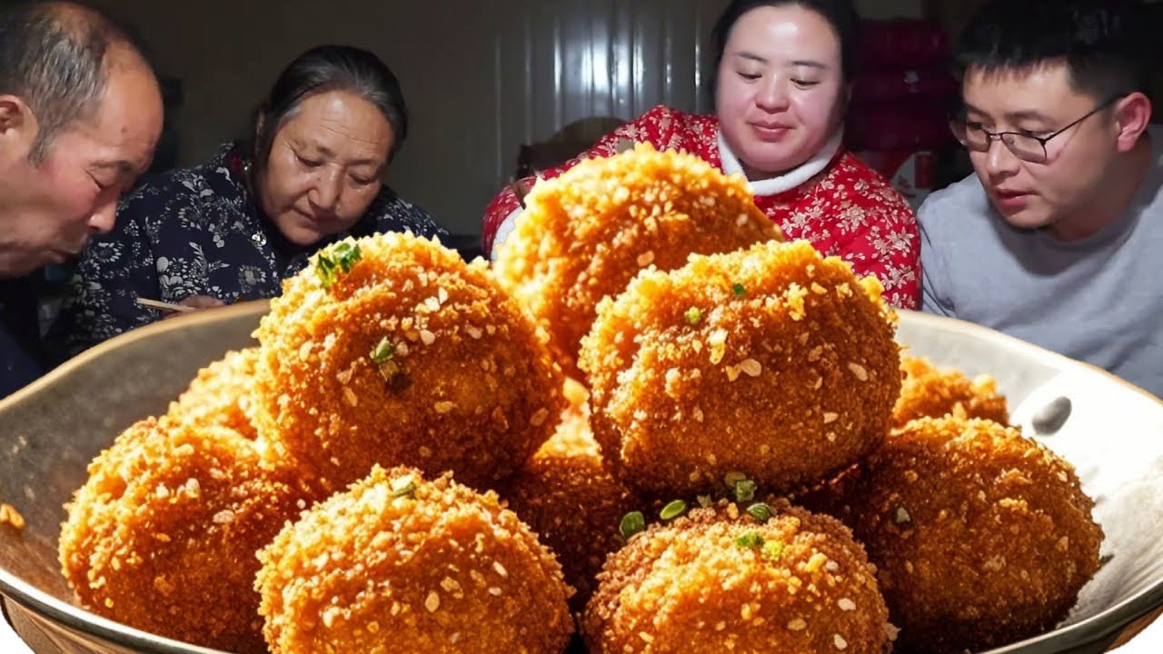 过年最不少不了炸丸子了，放在粉汤里或是来一碗肉丸汤，都是必不可少的！#胖手手丹丹