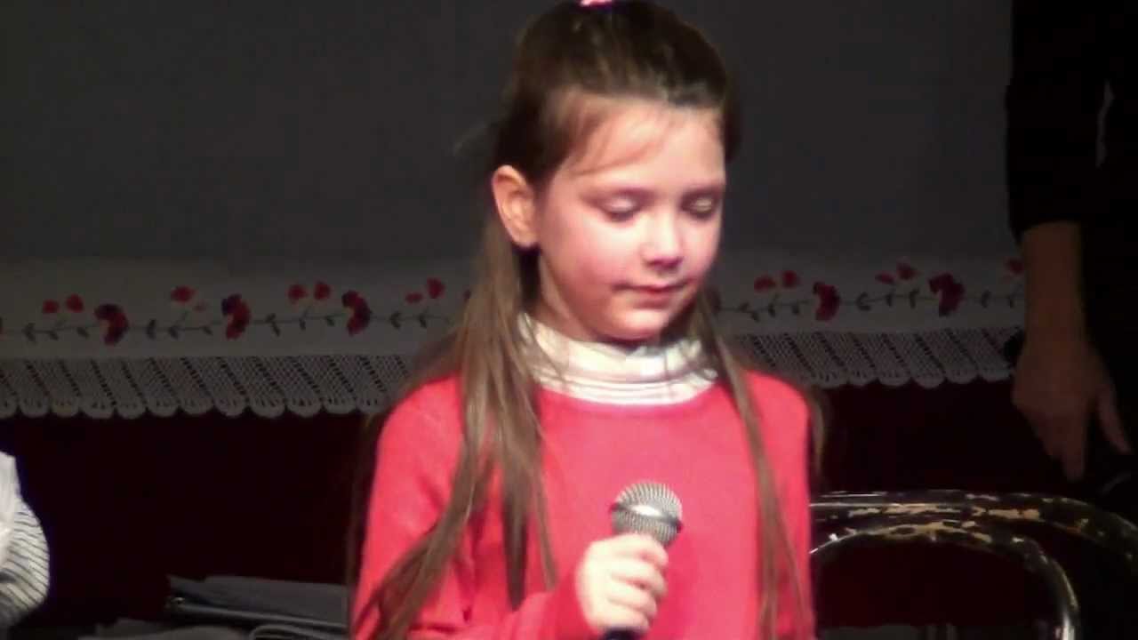 Djevojčica plače i pjeva sevdalinku