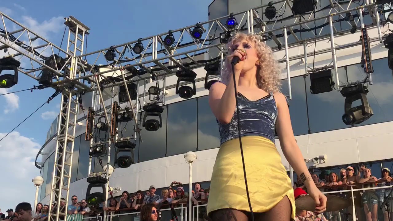Pool - paramore. Parahoy front row.