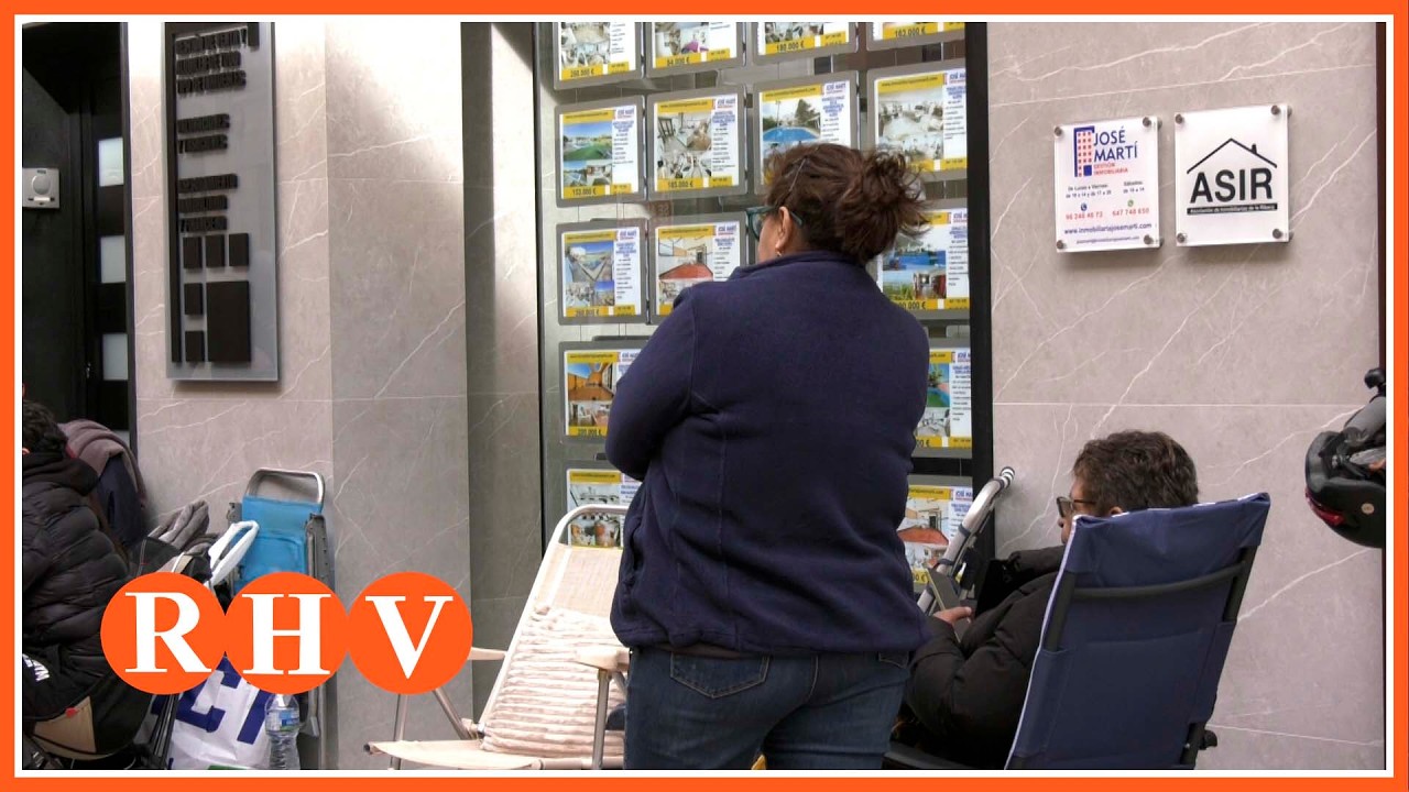 Acampada a les portes d’una immobiliària alzirenya per aconseguir vivenda de protecció pública