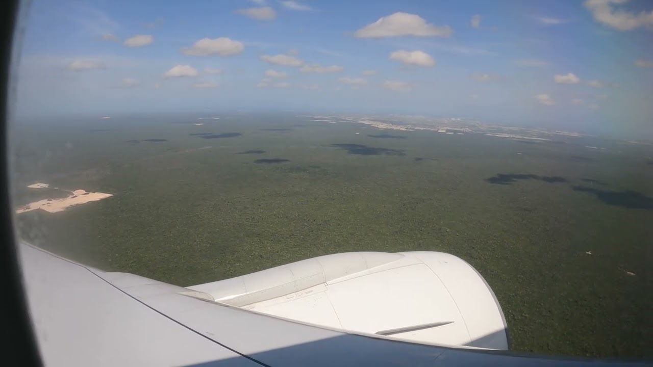 KLM Boeing 777-200ER landing in Cancun (4k)